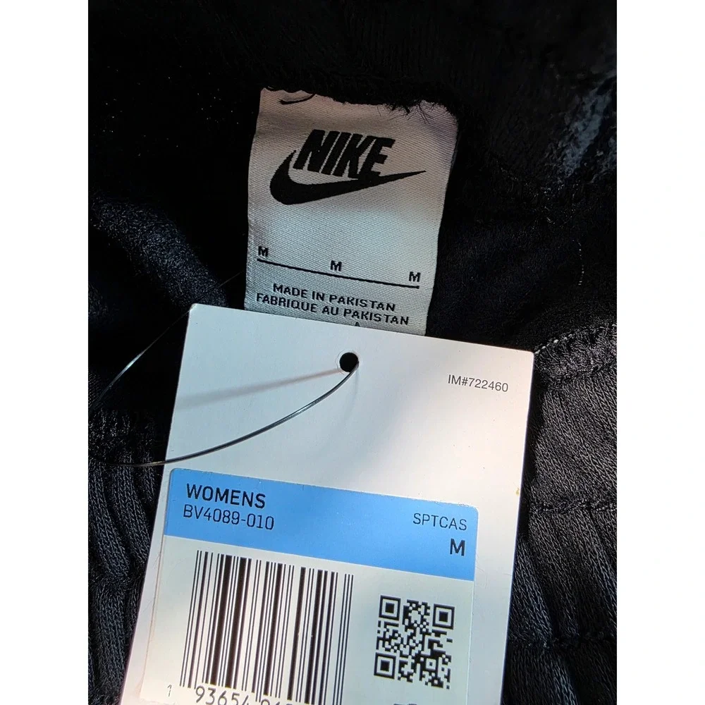 Nike sportswear essential